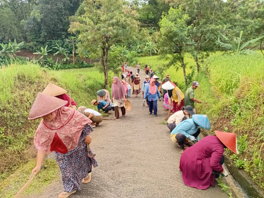 Warga Desa Margasari Kompak Gelar Jumat Bersih Dukung Gerakan Indonesia ASRI